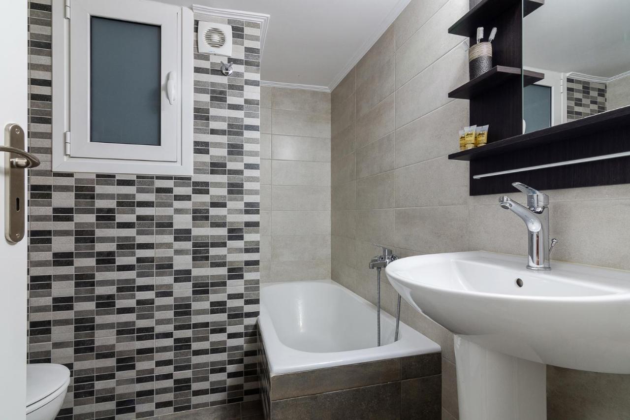 Bright And Spacious 2-Bedrooms Apartment In เอเธนส์ ภายนอก รูปภาพ